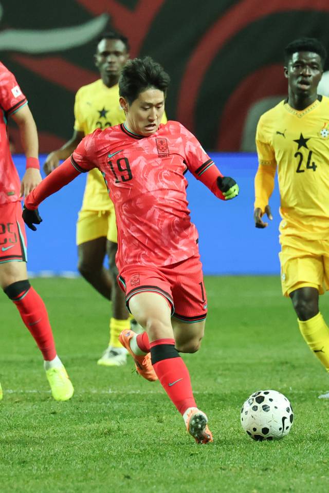 이강인이 18일 서울월드컵경기장에서 열린 남자축구 국가대표 A매치 평가전 대한민국과 가나의 경기에서 드리블을 하고 있다. 연합뉴스