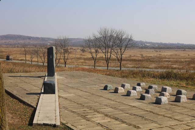 북중러가 국경을 맞대고 있는 러시아 크라스키노에 자리한 ‘단지 동맹비’. 안중근 의사는 이 인근 연추 하리에서 11명의 동지들과 왼쪽 네 번째 손가락 첫 마디를 잘라 국권 회복 의지를 다졌다. 사진 제공=정창현 평화경제연구소 소장