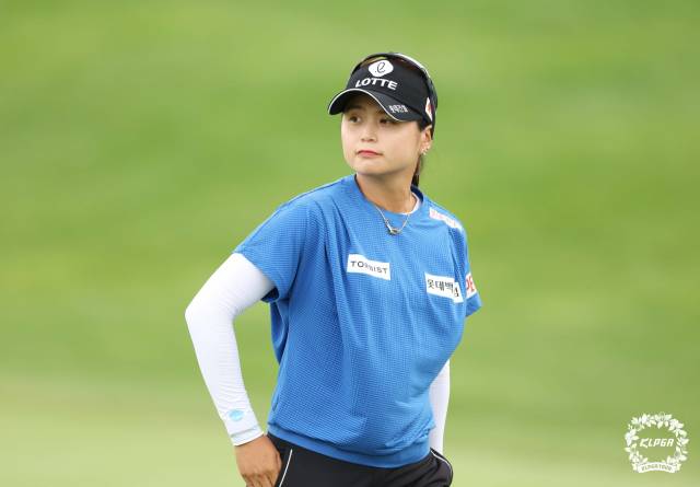 대회 첫 날 김효주와 동반 라운드를 펼치는 최혜진. 사진 제공=KLPGA