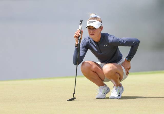 그린 경사를 읽고 있는 넬리 코르다. 사진 제공=대홍 기획