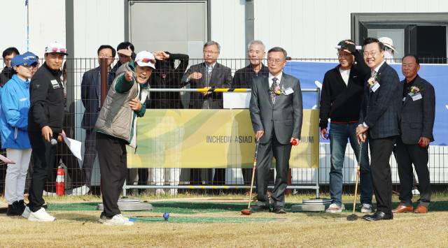 대회에 참석한 내빈들이 경기 시작 전 시타를 하고 있다. 인천시파크골프협회 제공