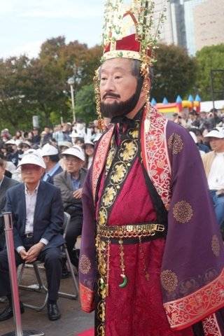 통일신라 태종무열왕 김춘추로 분한 등장인물. 주최 측의 세심한 고증을 통해 완성된 복장을 입고 있다.&nbsp;오사카=허문명 기자