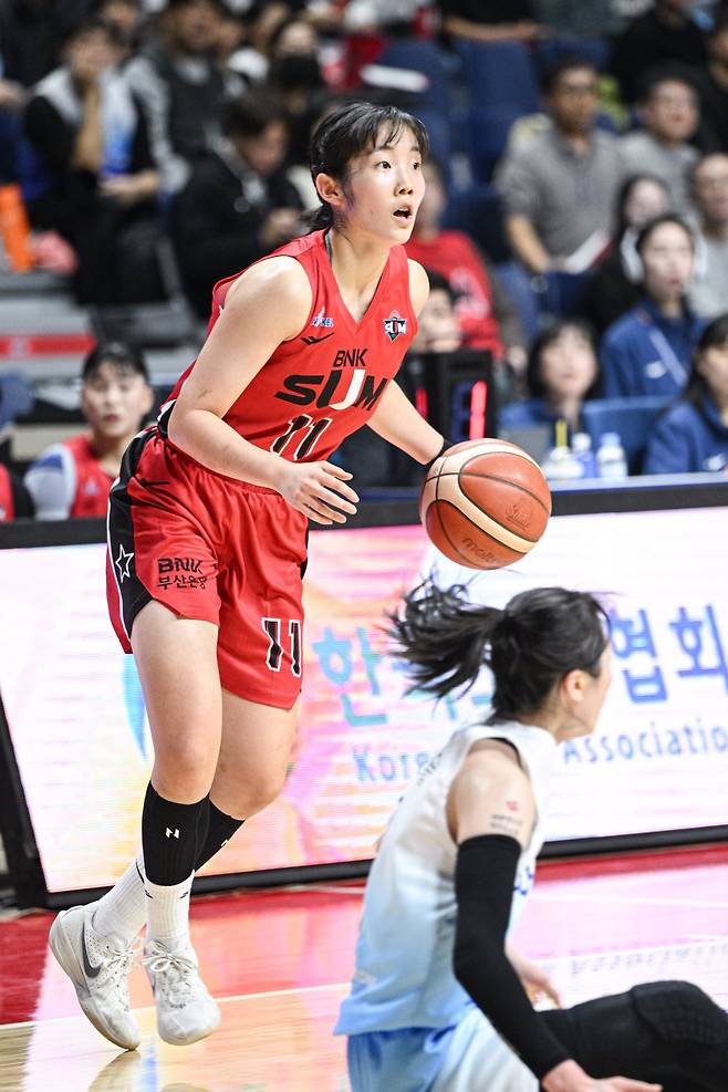 BNK는 16일 부산 사직체육관에서 열린 신한은행과 개막전에서 베스트 5의 의존도를 낮출 수 있다는 가능성을 확인했다. 이날 14점·5리바운드를 올린 김정은(왼쪽)이 그 중심에 있다. 사진제공ㅣWKBL