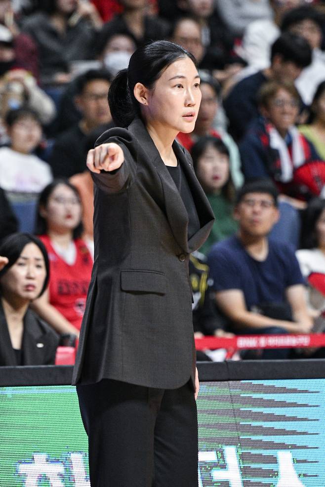 박정은 BNK 감독이 16일 부산 사직체육관에서 열린 신한은행과 개막전에서 경기를 지휘하고 있다. 사진제공ㅣWKBL