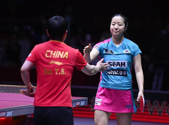 탁구국가대표팀은 이달 30일부터 중국 쓰촨성에서 열릴 혼합단체 월드컵에 출전한다. 좋은 성적을 내려면 신유빈(뒤)과 시너지를 낼 수 있는 복식 파트너를 찾아야 한다. 사진제공│대한탁구협회