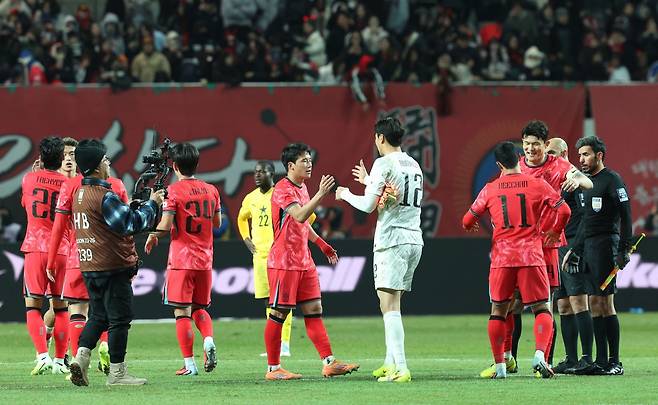 축구국가대표 선수들이 18일 서울월드컵경기장에서 열린 가나와 친선전에서 1-0으로 이긴 뒤 서로 격려하고 있다. 상암｜뉴시스