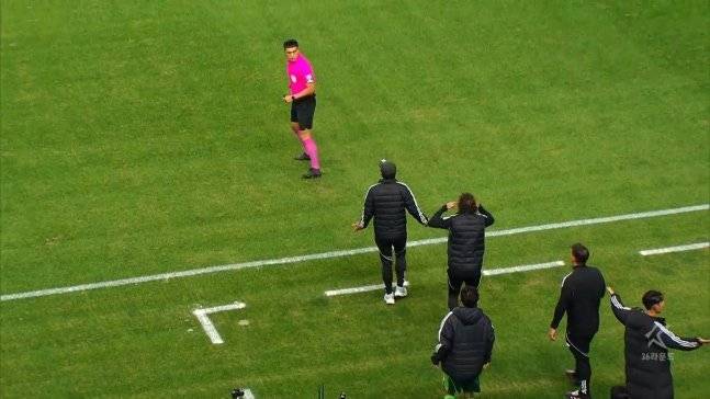 한국프로축구연맹이 인종차별적 언동을 이유로 전북 현대 타노스 수석코치에게 5경기 출전정지의 중징계를 내려 빈축을 사고 있다. 철저히 ‘내식구 감싸기’라는 비판이 많다. 사진출처｜쿠팡플레이 중계화면 캡처