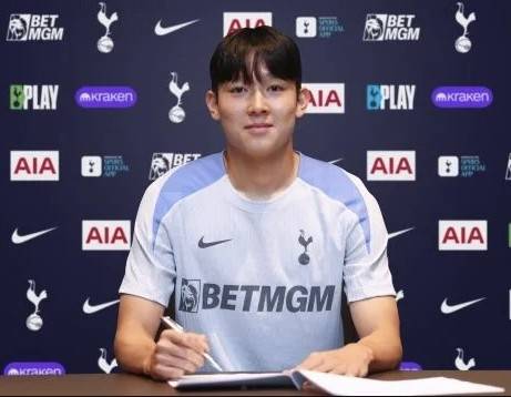토트넘 홋스퍼 계약서에 서명하는 양민혁. 토트넘 홋스퍼 홈페이지
