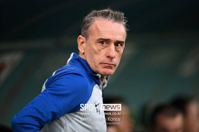 ▲ 벤투 감독은 UAE를 지도하며 26전 14승 5무 7패를 기록했다. 승률은 53.9%로 UAE의 전력을 고려할 때 긍정적이었으나 아시안컵 16강 탈락과 북중미 월드컵 직행 실패 가능성이 커지자 불명예 해임됐다.