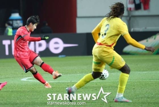 이강인이 킥을 시도하고 있다. /사진=김진경 대기자