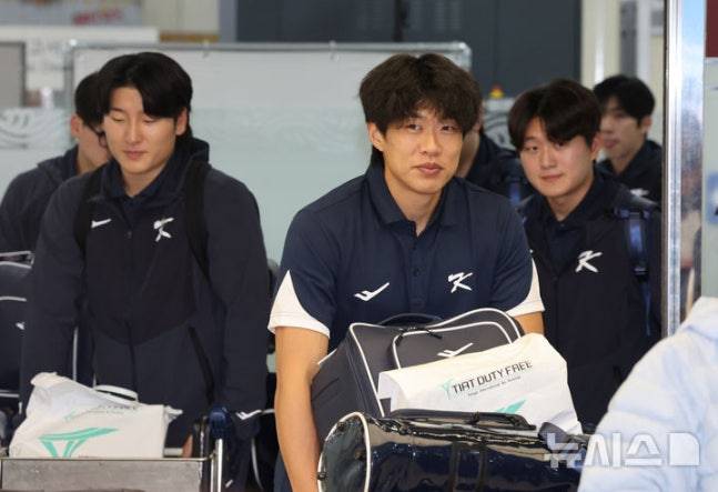 17일 김포국제공항을 통해 귀국하는 송성문(가운데)의 모습. /사진=뉴시스