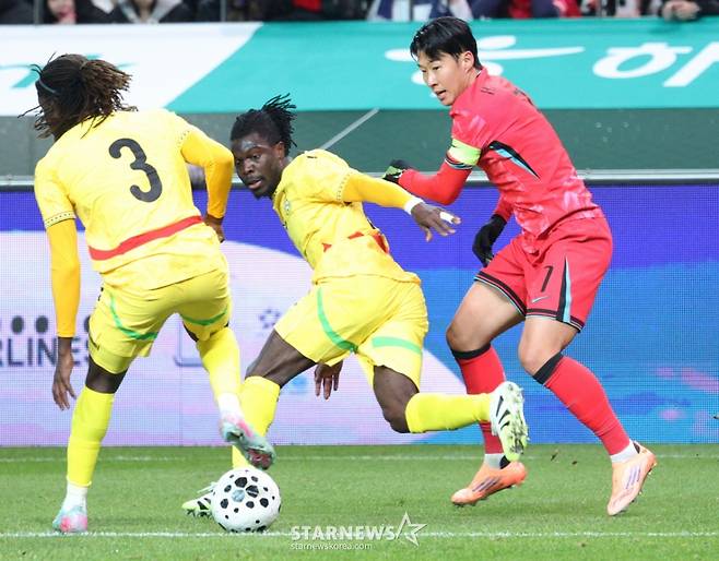 축구 국가대표 A매치 친선경기 대한민국과 가나의 경기가 18일 서울월드컵경기장애서 열렸다.  한국 손훙민이 가나 세이두와 몸싸움을 하고 있다. /사진=김진경 대기자