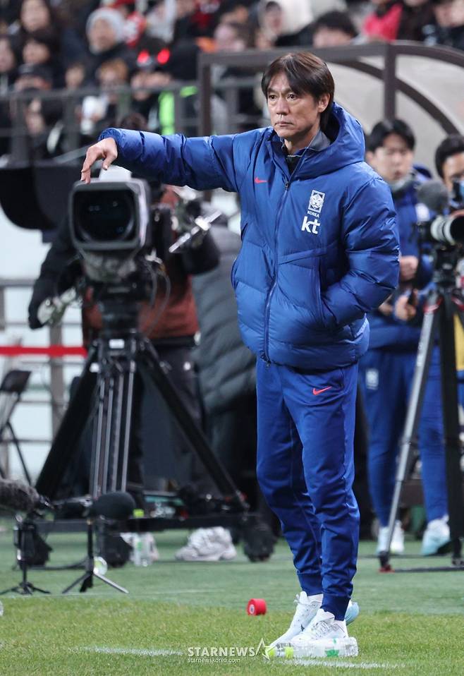 축구 국가대표 A매치 친선경기 대한민국과 가나의 경기가 18일 서울월드컵경기장애서 열렸다.  한국 홍명보 감독이 작전 지시를 하고 있다. /사진=김진경 대기자