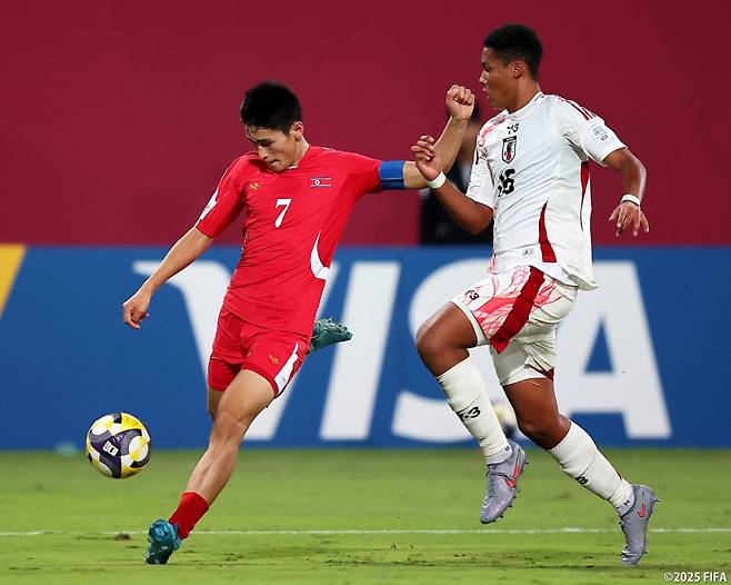 19일(한국시간) 카타르 도하의 어스파이어존에서 열린 2025 FIFA U-17 월드컵 16강전 북한-일본전 경기 모습. /사진=FIFA 제공