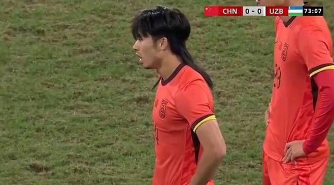 18일(한국시간) 중국 청두의 솽류스포츠센터에서 열린 판다컵 2025 우즈베키스탄전에서 레드카드를 받고 억울해하고 있는 왕스친. /사진=즈보8 중계화면 캡처