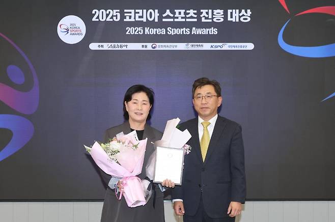 KLPGA 김상열 회장이 18일 열린 '2025 코리아 스포츠 진흥 대상' 시상식에서 프로스포츠 스페셜 부문 대상을 수상하고 기념사진을 찍고 있다. /사진=KLPGA 제공