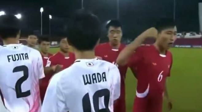 19일 카타르 도하의 어스파이어존에서 열린 2025 FIFA U-17 월드컵 16강 북한과 일본전, 경기를 앞두고 페어플레이를 다짐하는 인사 과정에서 북한(빨간 유니폼) 선수들이 펀치를 하듯 강하게 인사하고 있다. /사진=중계화면 캡처