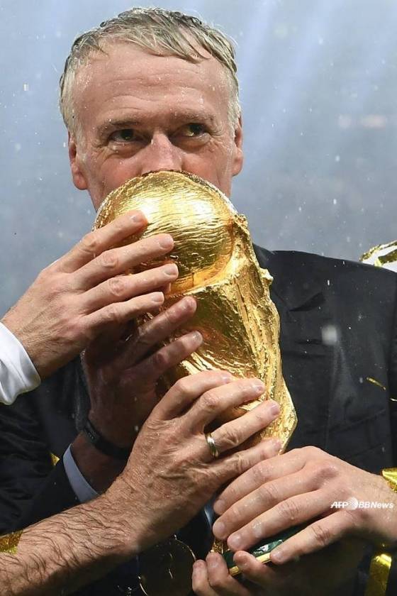 디디에 데샹 프랑스 국가대표팀 감독이 월드컵 트로피에 입을 맞추고 있다. /AFPBBNews=뉴스1