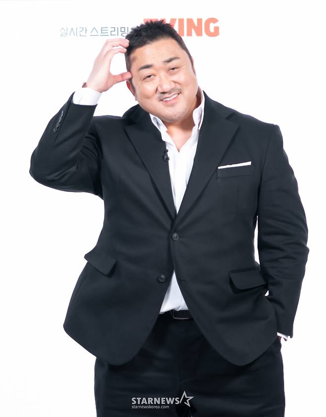 배우 마동석이 19일 온라인으로 진행된 tvN 예능 'I AM BOXER'(아이 엠 복서) 제작발표회에 참석해 포즈를 취하고 있다.  세계적인 액션 스타이자 30년 경력 복싱 체육관 관장 마동석! K-복싱의 부활을 위해 마동석이 직접 설계한 초대형 블록버스터 복싱 서바이벌 'I AM BOXER'는 오는 21일 첫 방송된다. /사진제공=CJENM 2025.11.19 /사진=이동훈 photoguy@