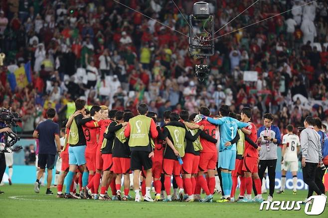 지난 2022년 12월 카타르 알라이얀 에듀케이션 시티 스타디움에서 열린 2022 카타르 월드컵 조별리그 H조 3차전에서 포르투갈을 2-1로 제압한 뒤 우루과이-가나전 결과를 지켜보고 있는 선수들. /사진=뉴스1