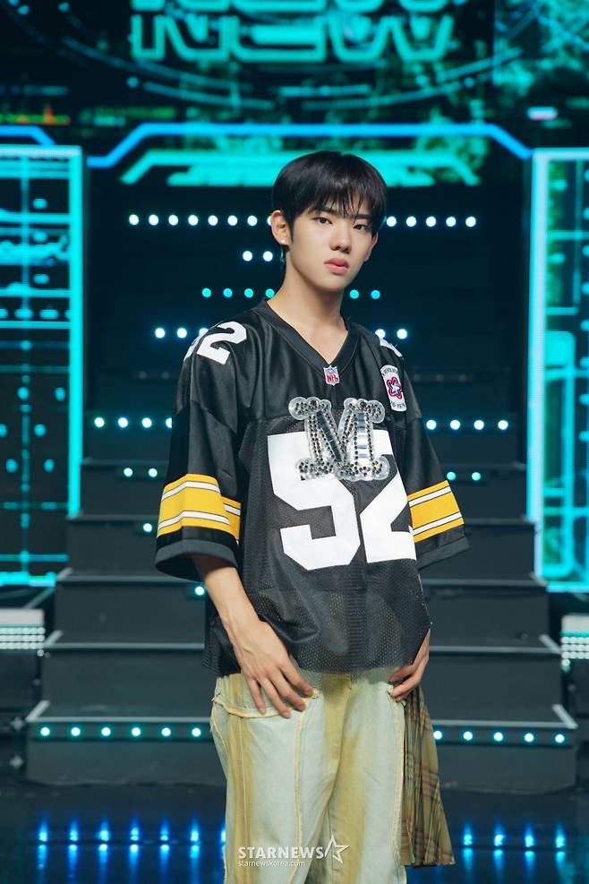 그룹 판타지보이즈 강민서가 21일 오후 서울 용산구 한남동 블루스퀘어에서 진행된 데뷔 앨범 '뉴 투모로우'(NEW TOMORROW) 발매 기념 쇼케이스에 참석해 포즈를 취하고 있다.  판타지보이즈의 데뷔 앨범 '뉴 투모로우'는 반짝이는 미래를 향한 소년의 설렘과 앞으로의 과정을 힘차게 나아가겠다는 포부를 전한다. 동명의 타이틀곡 '뉴 투모로우'를 포함해 '원샷'(One Shot), '샹그리라'(Shangri-La) 등이 수록돼 있다. / 사진제공 = 포켓돌스튜디오 /사진=김창현