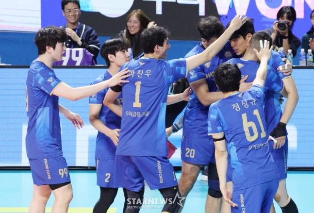 득점 후 함께 기뻐하는 우리카드 선수들. /사진=김진경 대기자