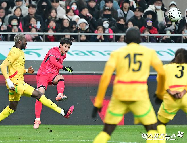 가나 축구대표팀을 이끄는 오토 아도 감독은 지난 14일 일본전과 18일 한국전을 치른 뒤 일본이 한 수 위라고 답변해 시선을 끌었다. 아도 감독은 18일 한국전에서 0-1로 패한 뒤 '일본, 한국과 경기는 시스템 자체가 달랐다'면서도 '솔직히 일본은 굉장히 강한 팀이다. 브라질은 쉽게 지는 팀이 아닌데, 일본이 그 브라질을 상대로 매우 좋은 경기를 보여주며 승리했다. 일본은 지금 굉장히 높은 레벨에 있다'고 강조했다. 가나는 일본에 0-2로 졌다. 이강인이 크로스를 올리는 모습이다. 서울월드컵경기장, 김한준 기자