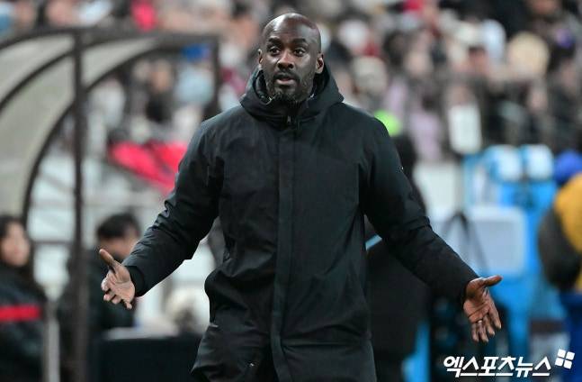 가나 축구대표팀을 이끄는 오토 아도 감독은 지난 14일 일본전과 18일 한국전을 치른 뒤 일본이 한 수 위라고 답변해 시선을 끌었다. 아도 감독은 18일 한국전에서 0-1로 패한 뒤 '일본, 한국과 경기는 시스템 자체가 달랐다'면서도 '솔직히 일본은 굉장히 강한 팀이다. 브라질은 쉽게 지는 팀이 아닌데, 일본이 그 브라질을 상대로 매우 좋은 경기를 보여주며 승리했다. 일본은 지금 굉장히 높은 레벨에 있다'고 강조했다. 가나는 일본에 0-2로 졌다. 서울월드컵경기장, 김한준 기자