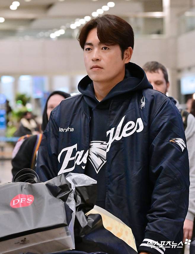 일본 오키나와에서 진행된 스프링캠프를 마친 한화 이글스 선수단이 4일 오후 인천국제공항을 통해 귀국했다.  입국장을 빠져나오는 한화 이태양. 엑스포츠뉴스 DB