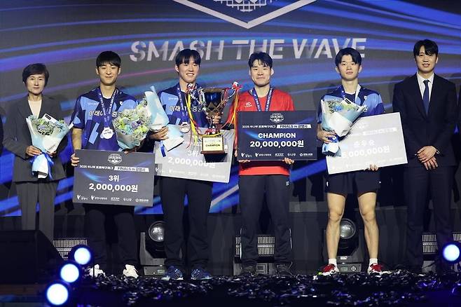 프로탁구리그 시상대에 함께 선 장우진(왼쪽에서 4번째)과 박규현(왼쪽에서 3번째). [한국프로탁구연맹 제공. 재판매 및 DB 금지]