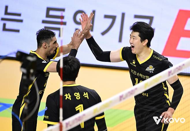 하이파이브 하는 KB손보 야쿱(왼쪽)과 나경복(오른쪽) [한국배구연맹 제공. 재판매 및 DB 금지]