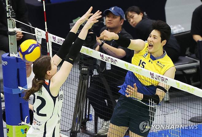 기업은행전에서 공격하는 현대건설의 김희진(오른쪽) [연합뉴스 자료 사진]