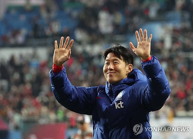 손흥민의 미소 (대전=연합뉴스) 임화영 기자 = 14일 대전월드컵경기장에서 열린 남자축구 국가대표 A매치 평가전 대한민국과 볼리비아의 경기에서 2-0로 승리한 한국 손흥민이 관중을 향해 웃으며 인사하고 있다. 2025.11.14 hwayoung7@yna.co.kr