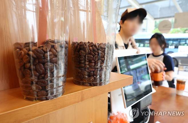 서울 시내 한 카페에 진열된 원두 [연합뉴스 자료사진]