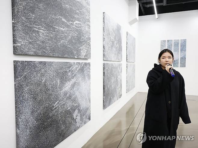 작품 설명하는 윤향로 작가 (서울=연합뉴스) 강민지 기자 = 윤향로 작가가 19일 서울 종로구 아르코미술관에서 열린 아르코 예술창작실 작가전 '인 시투'(In Situ) 간담회에서 작품 설명을 하고 있다. 2025.11.19 mjkang@yna.co.kr