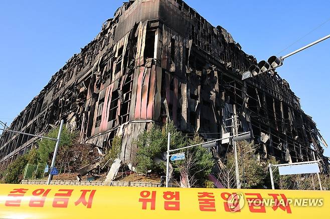 화재로 철근만 남은 이랜드패션 물류센터 (천안=연합뉴스) 강수환 기자 = 19일 오전 충남 천안시 동남구 풍세면 풍세산업단지 내 이랜드패션 물류센터 화재로 인근 도로가 통제돼 있다. 지난 15일 오전 6시 8분께 물류센터에서 불이 나 60시간 만인 17일 오후 6시 11분께 완전 진화됐다. 2025.11.19 swan@yna.co.kr