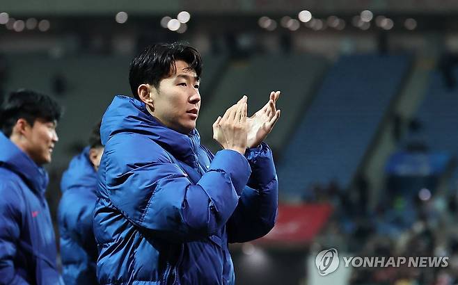 관중들에게 인사하는 손흥민 (서울=연합뉴스) 김인철 기자 = 18일 서울 마포구 서울월드컵경기장에서 열린 남자축구 국가대표 A매치 평가전 대한민국과 가나의 경기. 1-0으로 승리한 한국의 손흥민이 경기 종료 후 그라운드를 돌며 관중들에게 인사하고 있다. 2025.11.18 yatoya@yna.co.kr