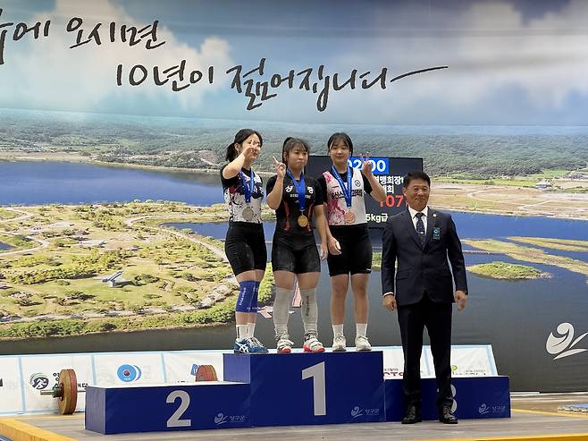 역도 여자 55㎏급에서 압도적인 기록으로 우승한 정혜담(왼쪽 두 번째) [대한역도연맹 제공. 재판매 및 DB금지]