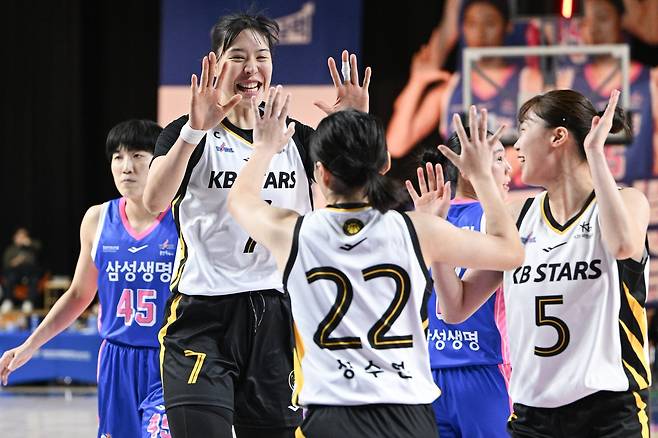 동료들과 기뻐하는 KB의 박지수(7번) [WKBL 제공. 재판매 및 DB 금지]