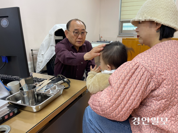 20일 가평군보건소에서 최낙완 소아청소년과 전문의가 유아를  진료하고 있다. 2025.11.20 가평/김민수기자 kms@kyeongin.com