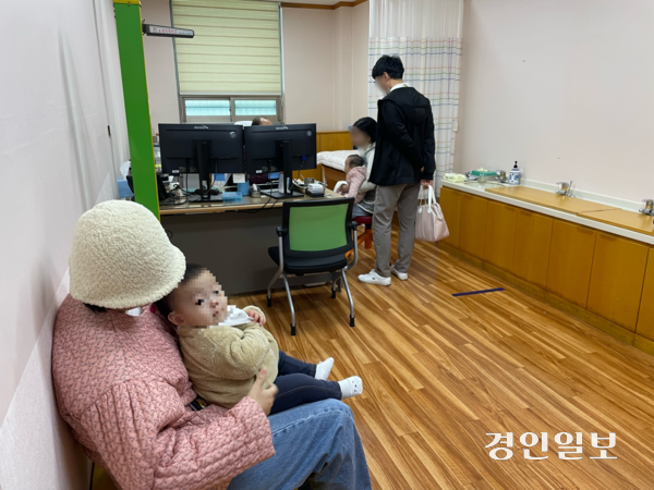 20일 가평군보건소 소아청소년과 진료실을 찾은 모자가 진료를 기다리고 있다. 2025.11.20 가평/김민수기자 kms@kyeongin.com