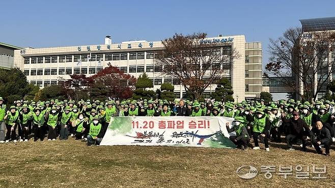 전국학교비정규직노동조합 인천지부는 20일 오전 인천시교육청 앞에서 모여 총파업 결의대회를 갖고 있다. 사진=장수빈 기자