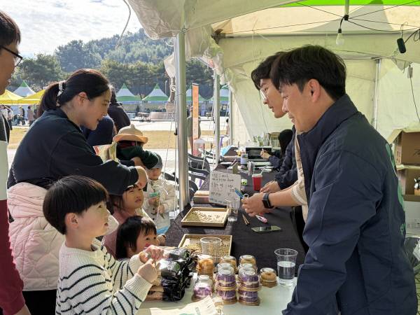 최근 무안군이 무안YD페스티벌에서 방문객들을 대상으로 무안양파오링떡을 배부했다. 무안군 제공