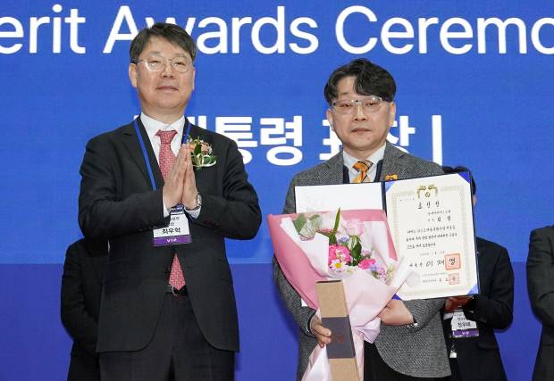 김철(오른쪽) HS효성종합기술원 전무가 최우혁 산업통상자원부 국장과  대통령상 수상 기념 촬영을 하고 있다. 김 전무는 초고강도·중탄성 탄소섬유의 상용화를 주도하고 국내 탄소 소재 산업의 기술 자립과 경쟁력 확보에 기여한 점을 인정받아 대통령상을 받았다. <HS효성 제공>