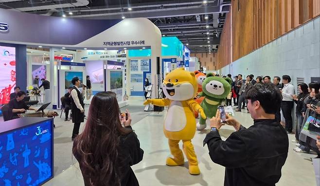 지방시대위원회관에서 퓨전 국악 밴드가 나와 '진도아리랑'을 부르자 캐릭터들이 나와 함께 춤을 추고 있다.