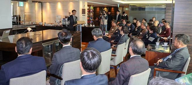 대한민국지방신문협의회, 한국지방신문협회, 한국지역민영방송협회, 지역MBC사장협의회로 구성된 지역 언론 4대 단체가 주최하는 '2025년 로컬미디어 데이'가 20일 롯데호텔 울산에서 개최됐다. 행사에 초청된 이규연 대통령실 홍보소통수석이 '새정부 지역언론 정책 방향을 듣다'라는 주제 특강을 진행하고 지역 언론계 사장들과 소통하는 시간을 가지고 있다. 이수화 기자