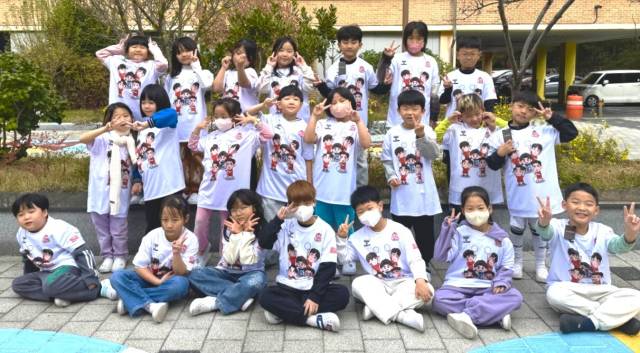 부산 OK저축은행 읏맨 유니폼을 선물받은 부산 강서구 송정초등 1학년 어린이들. OK읏맨 제공