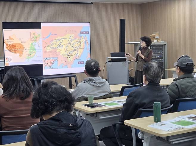 ▲ 김선자 연세대 교수(중국연구원 신화연구소장)가 포항문화재단이 19일 개최한 '2025 귀비고 신화학 아카데미' 에서 강연을 하고 있다