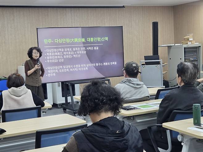 ▲ 김선자 연세대 교수(중국연구원 신화연구소장)가 포항문화재단이 19일 개최한 '2025 귀비고 신화학 아카데미' 에서 강연을 하고 있다