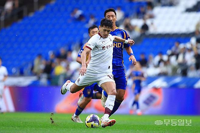 지난 10월 18일 울산문수축구경기장에서 열린 광주와 울산의 경기. 헤이스가 공격을 시도하고 있다. 광주FC 제공